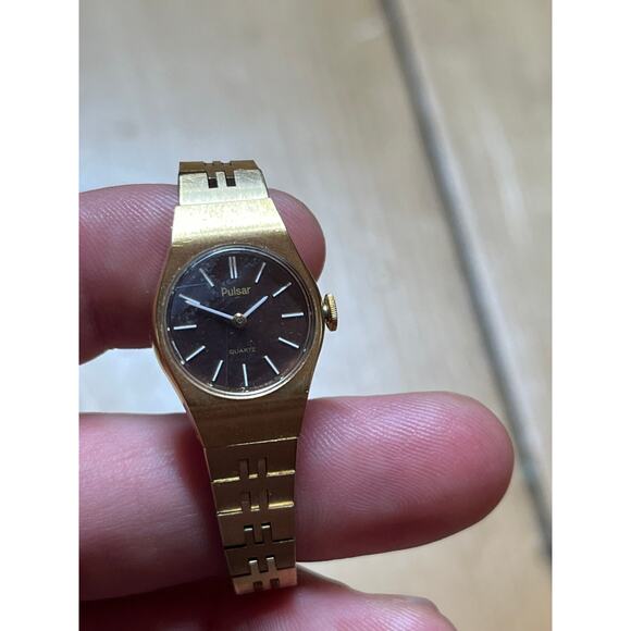 Vintage pulsar quartz gold tone wrist watch. sleek. classic. untested. - Picture 2 of 11
